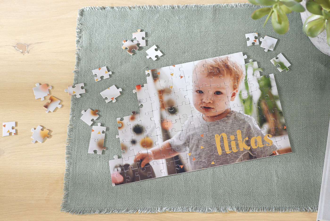 Un puzzle personnalisé avec le nom Niklas sur une table