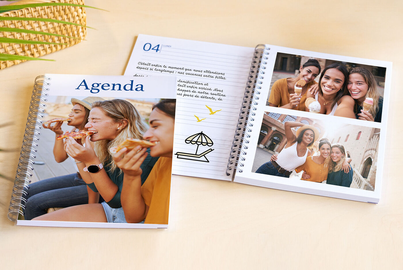 Un groupe d'amis savoure des boissons et s'amuse avec un album photo CEWE sur une table.