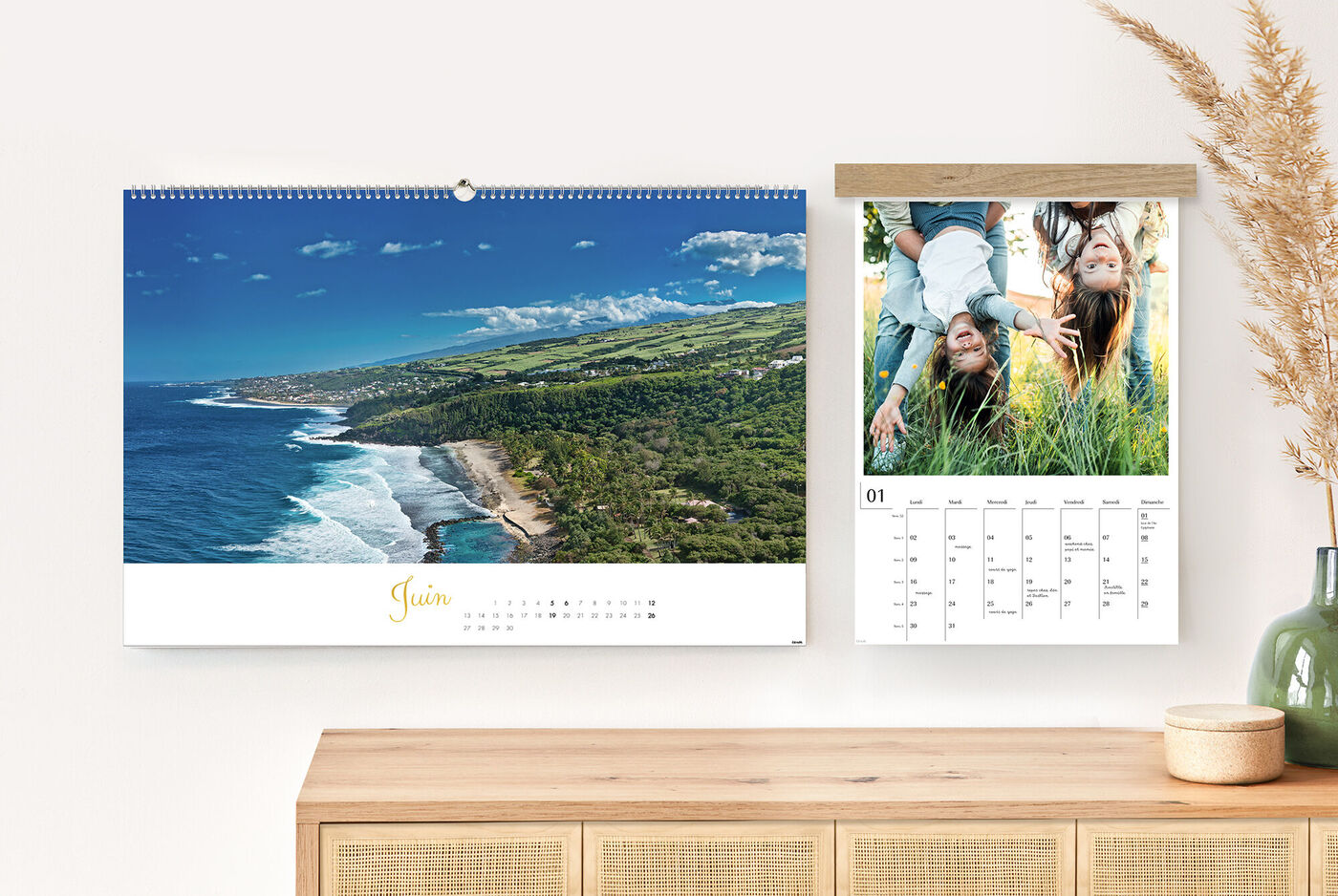 Beau calendrier mural avec vue sur la mer et des personnes joyeuses sur une pelouse.