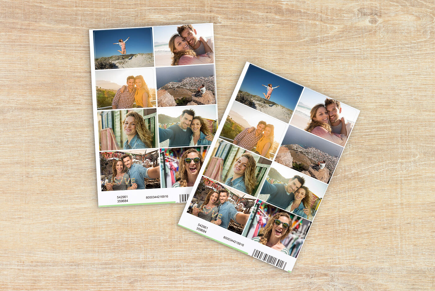 Deux albums photo CEWE avec des photos de vacances en format collage sur un fond en bois.