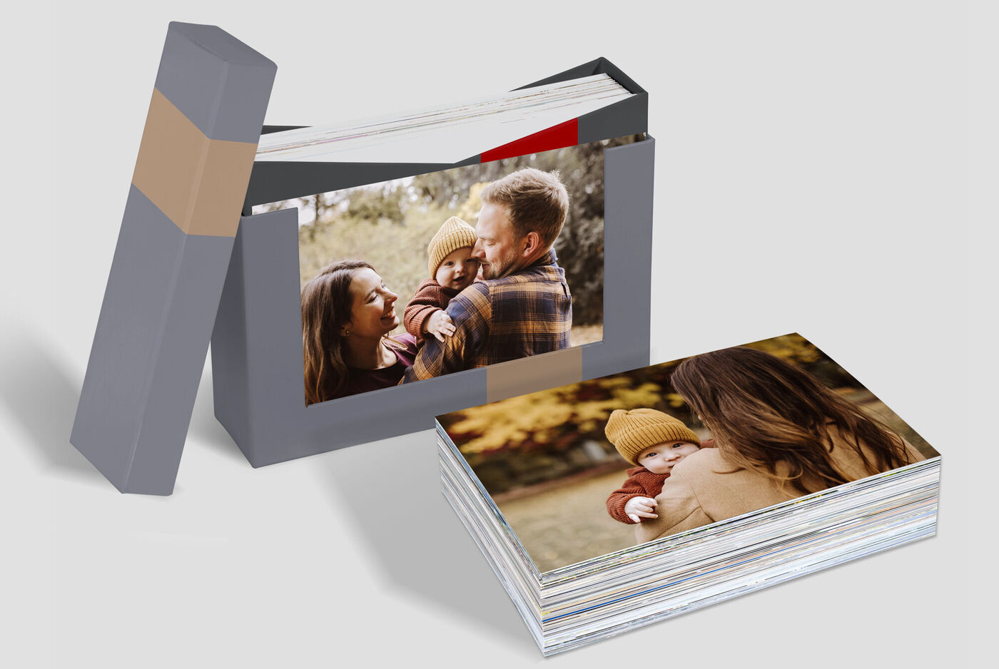 Deux beaux albums photo de moments familiaux, l'un montre une étreinte en plein air et l'autre une mère avec son enfant.