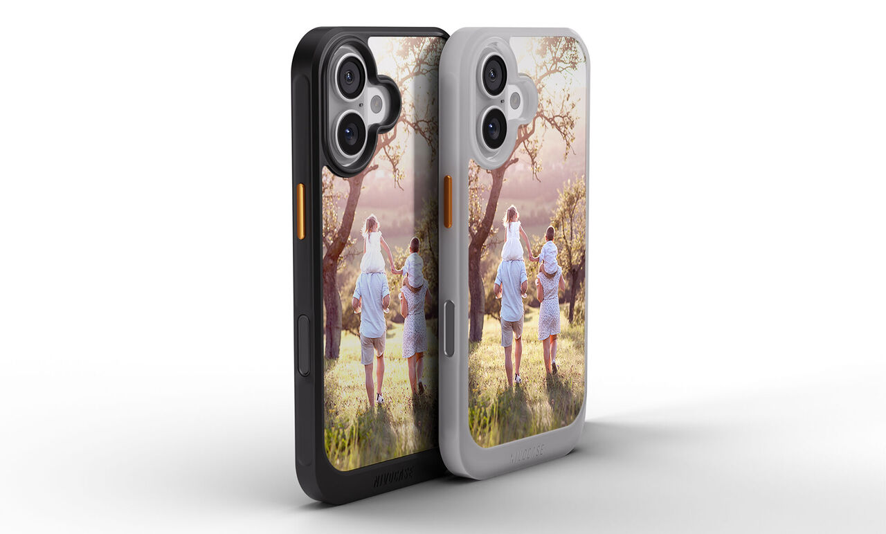 Deux coques de téléphone personnalisées présentées de face et de trois quarts