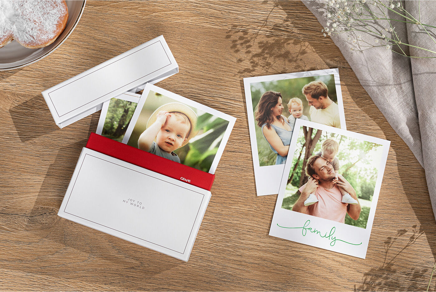 Deux photos de moments familiaux heureux, des photos et une carte créative sur une table