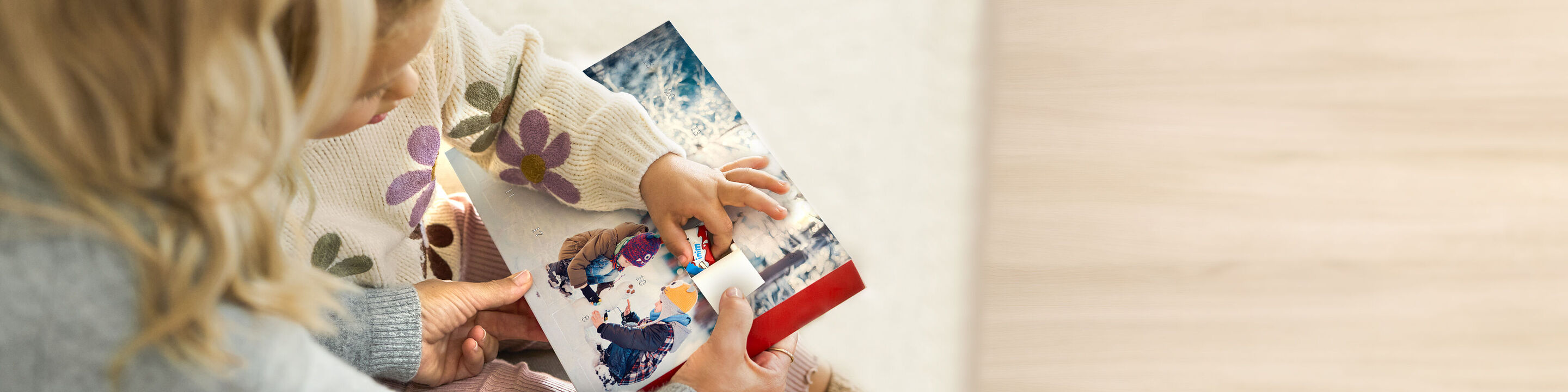 Un enfant ouvre une case d'un calendrier de l'Avent pour découvrir un chocolat