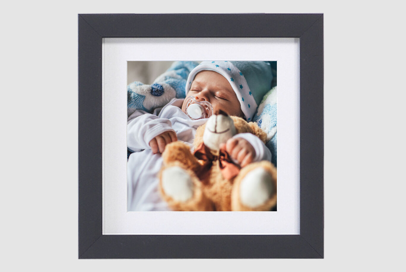 Un tendre instantané d'un bébé tenant un doudou en peluche tout en étant bien emmitouflé.