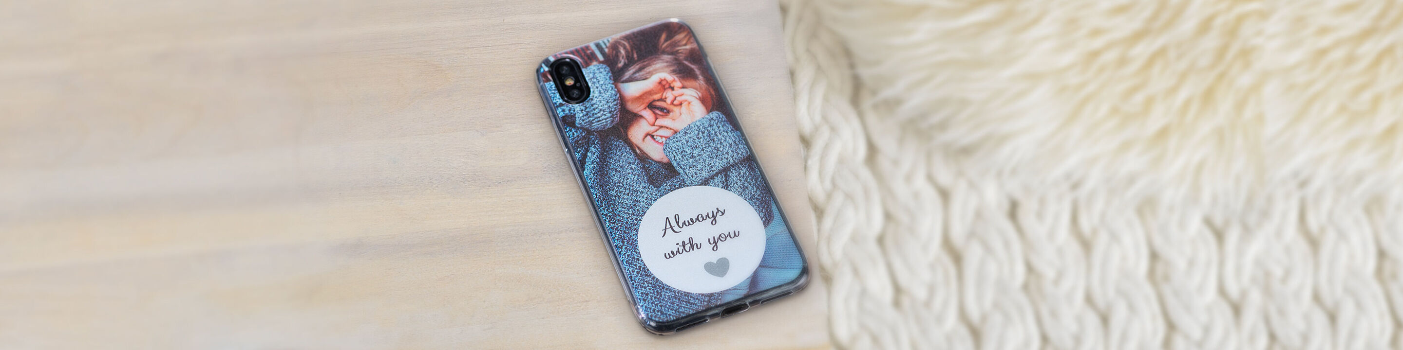 Coque de téléphone avec une photo d'une personne et l'inscription 'Toujours avec vous'