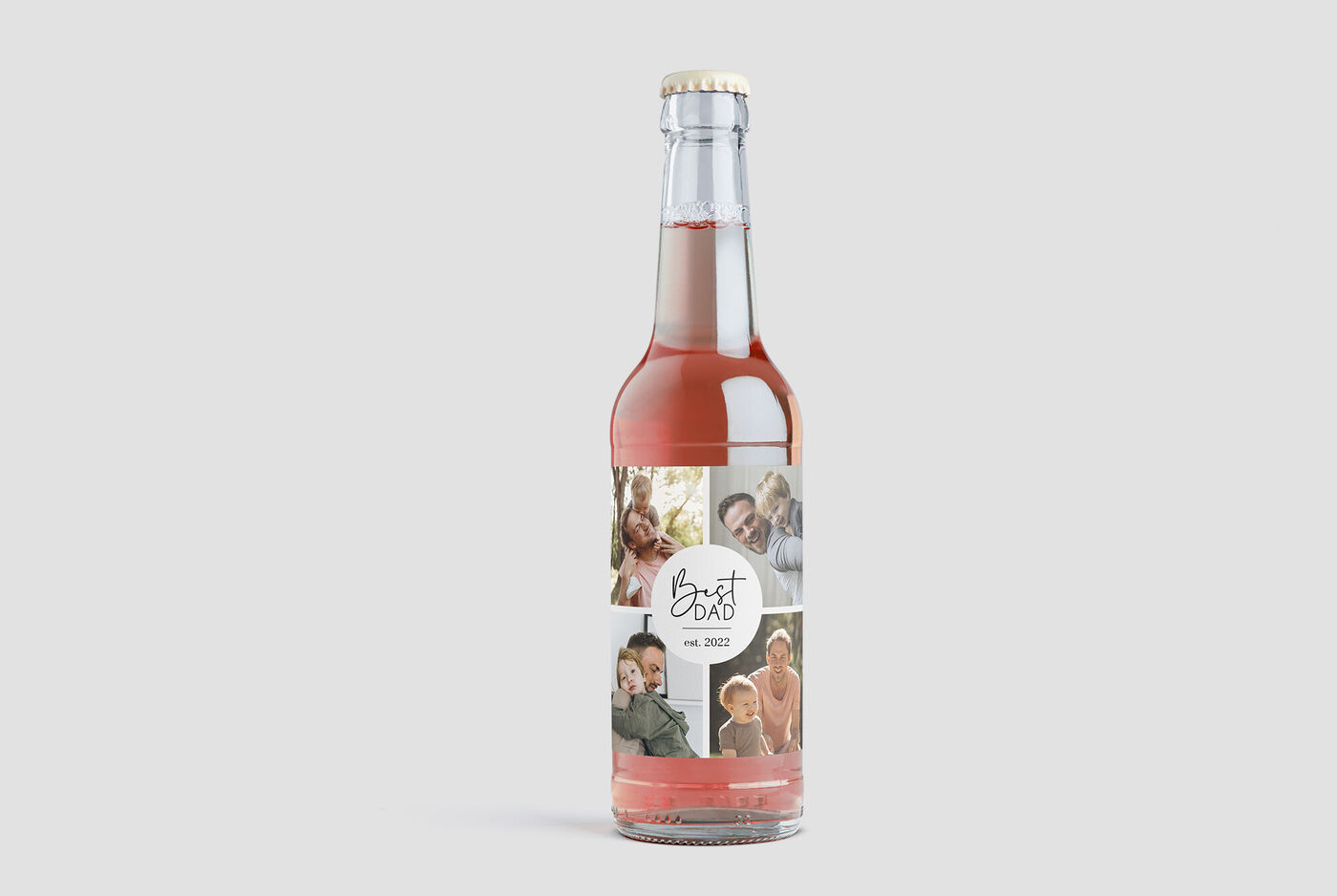 Une bouteille de boisson fruitée entourée de photos de moments heureux.
