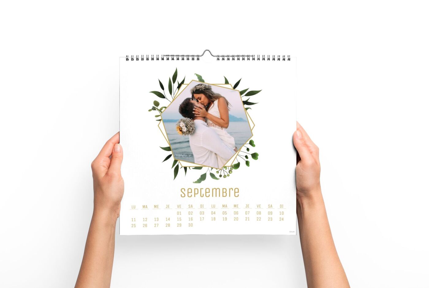 Calendrier photo carré tenu entre les mains