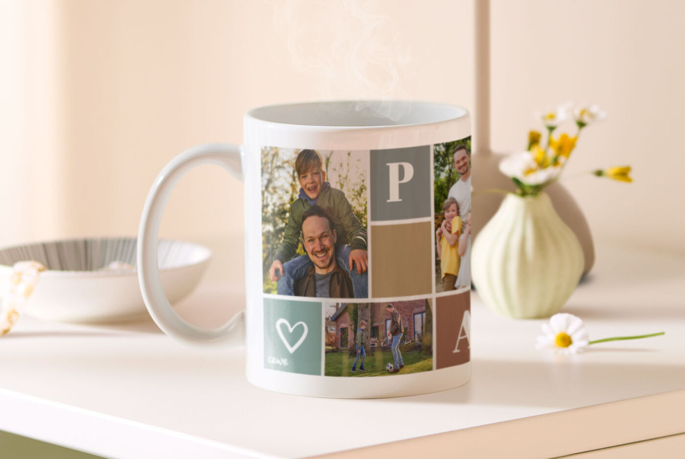 Une tasse colorée avec un collage photo de beaux souvenirs