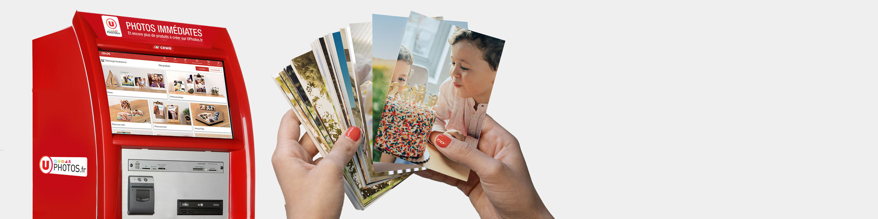 Deux mains tenant des photos devant une borne d'impression photo