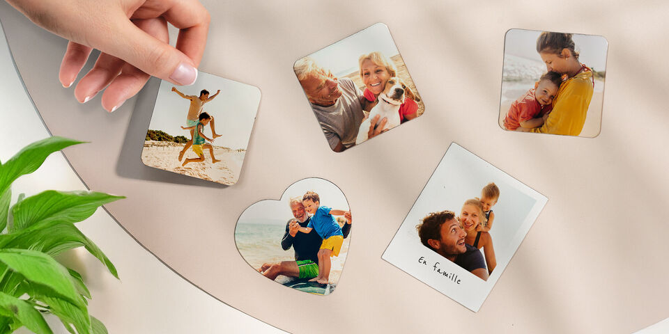 Des mains tenant différentes photos de souvenirs familiaux. Les images montrent des moments de bonheur à la plage et avec des animaux.
