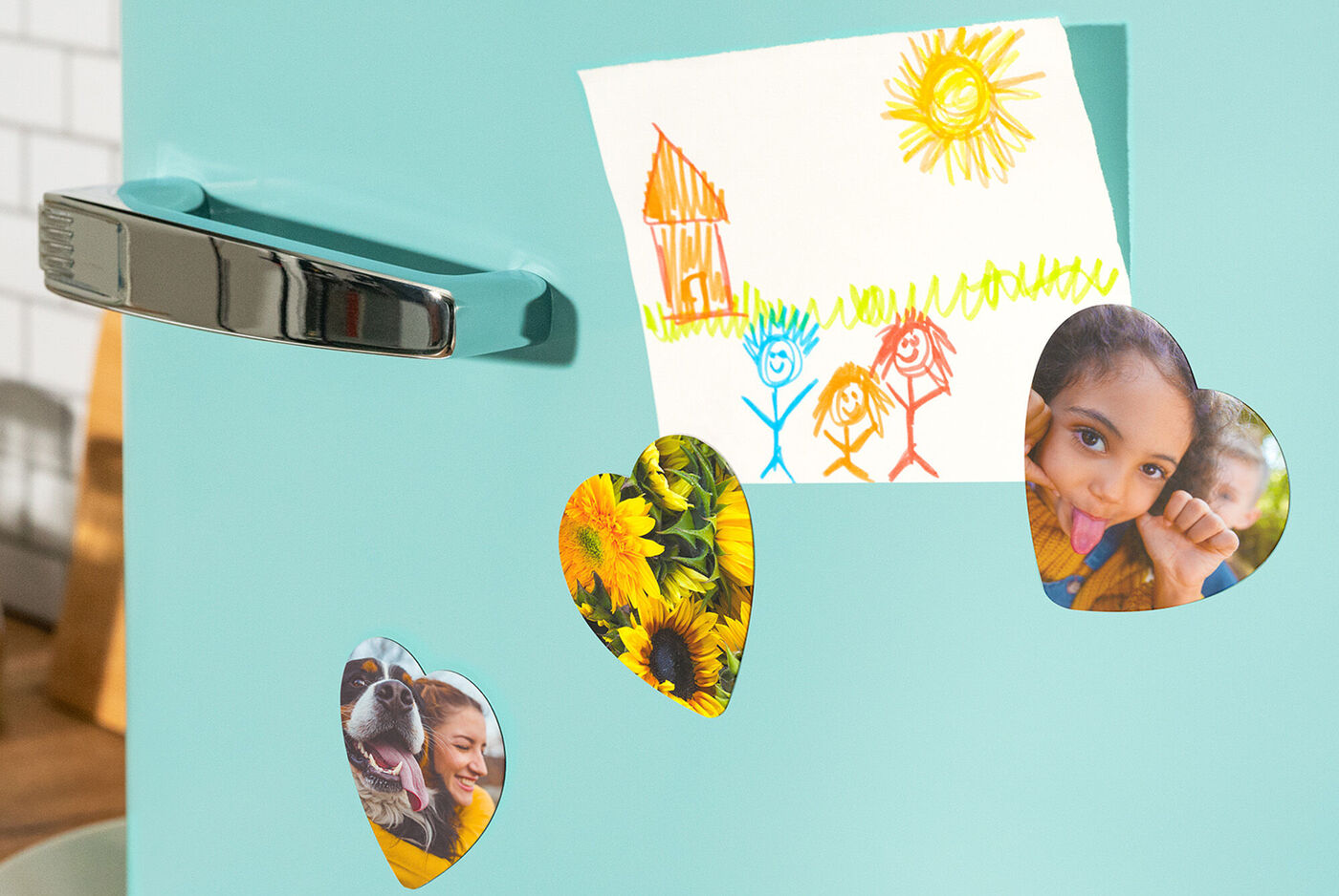Photos créatifs et dessins d'enfants sur un réfrigérateur