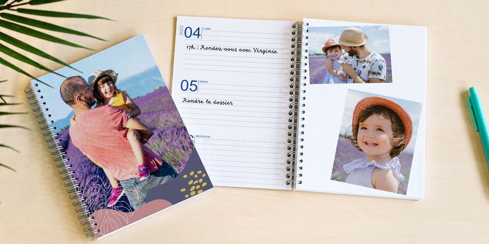 Un livre photo avec des photos de famille dans un champ de lavande et des pages de calendrier.