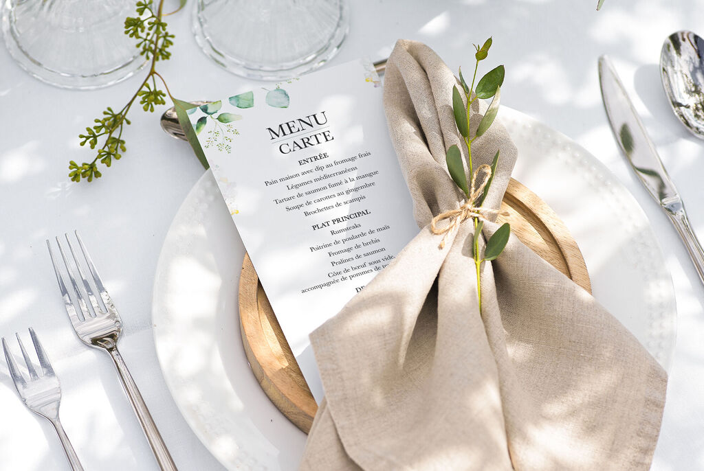Table dressée avec un menu soigneusement décoré pour un repas festif.