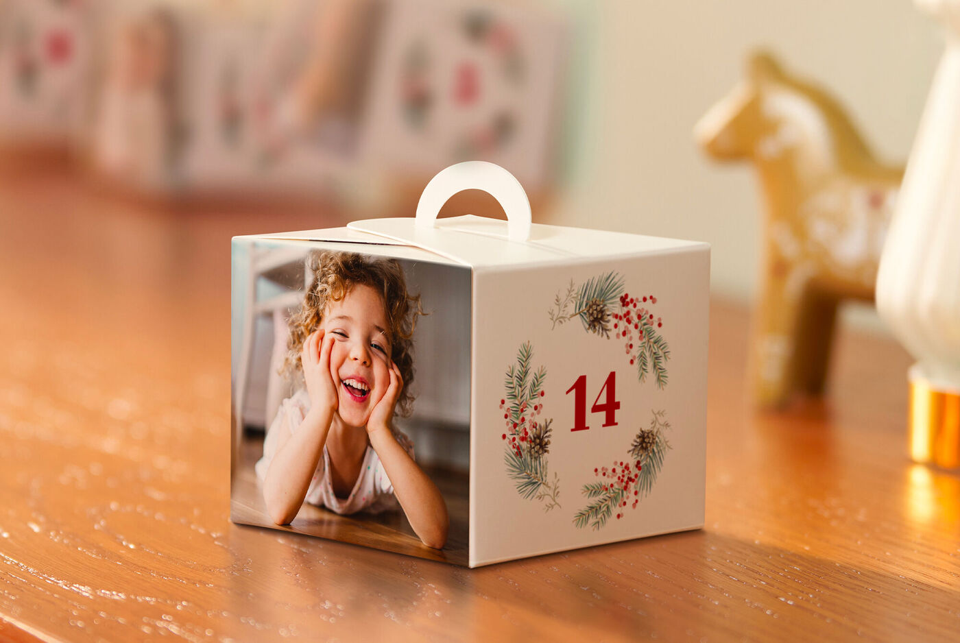 Photo d'un enfant sur un calendrier de l'Avent avec 24 boîtes à remplir