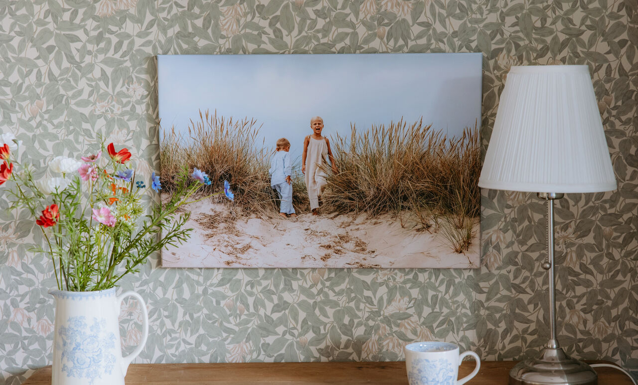 Photo sur toile de deux enfants à la plage avec décor de maison vintage