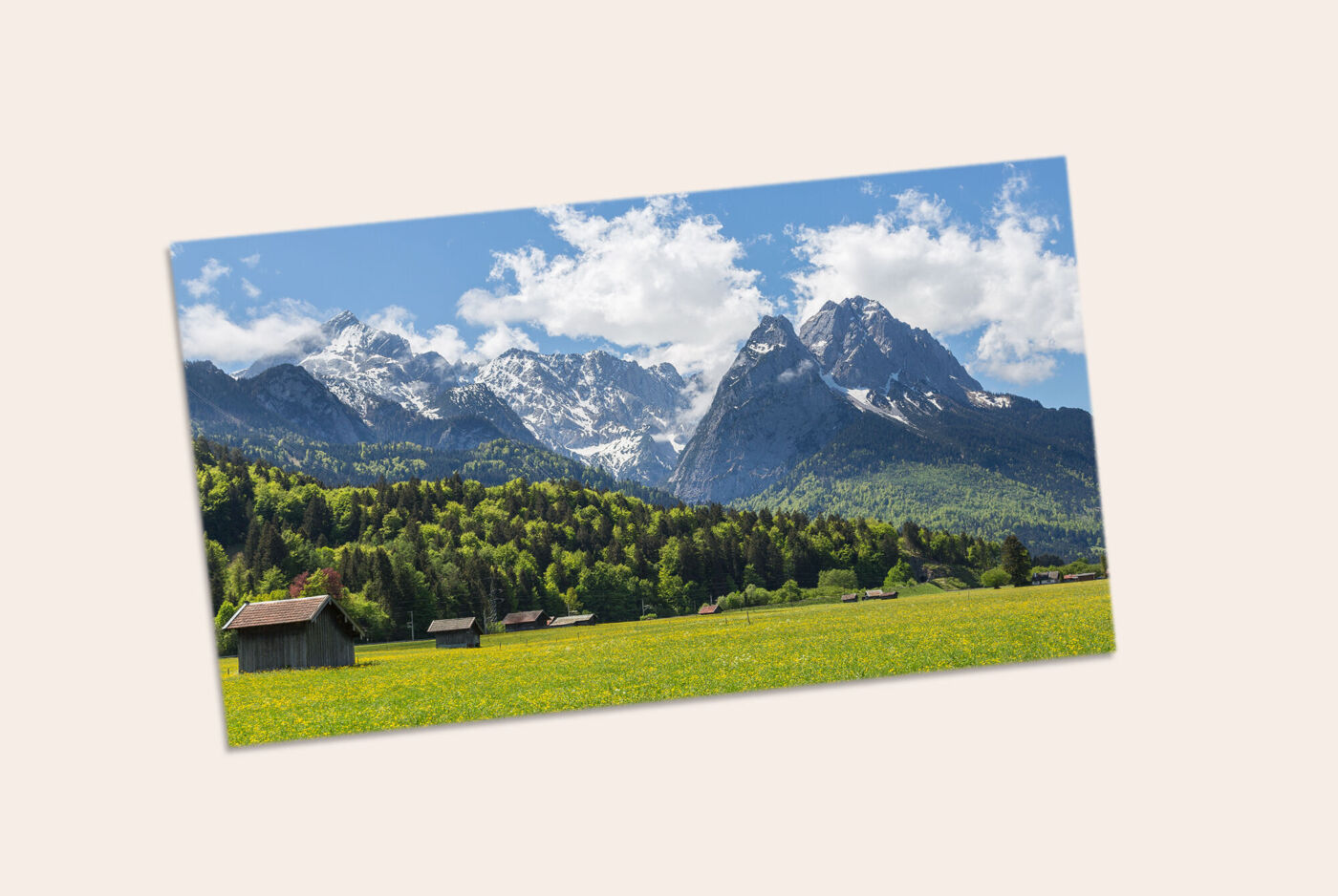 Tirage panoramique montrant une maison au pied de montagnes verdoyantes