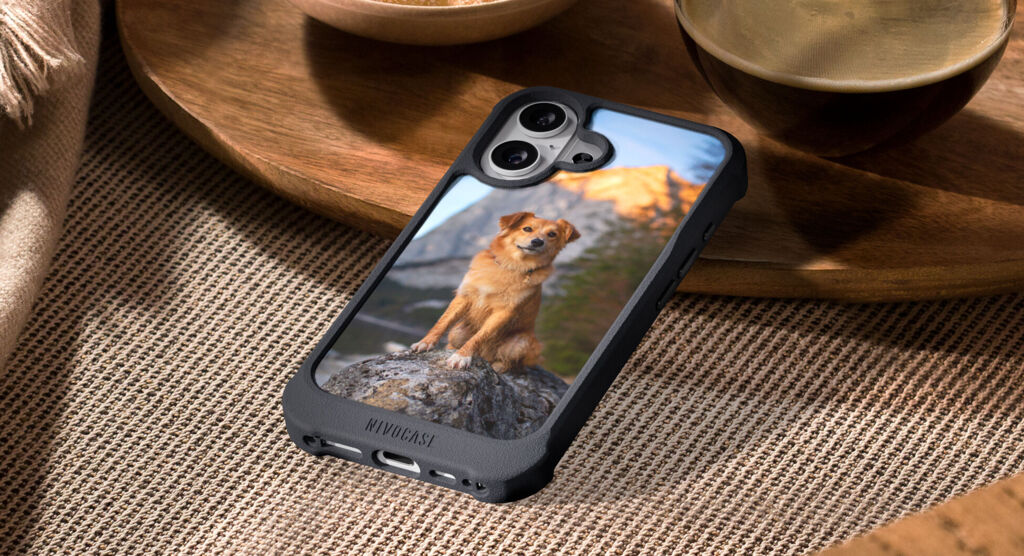 Smartphone posé sur une table en bois, équipé d’une coque noire renforcée personnalisée avec un suricate