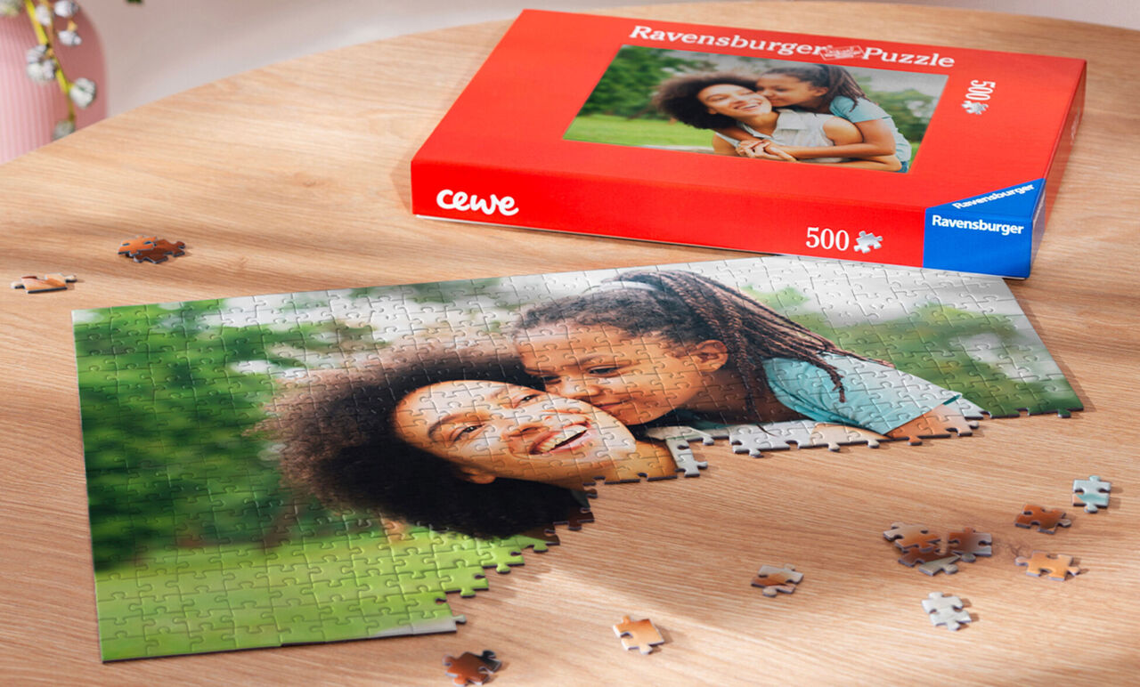 Puzzle personnalisé mère-enfant en cours d’assemblage près de sa boîte Ravensburger