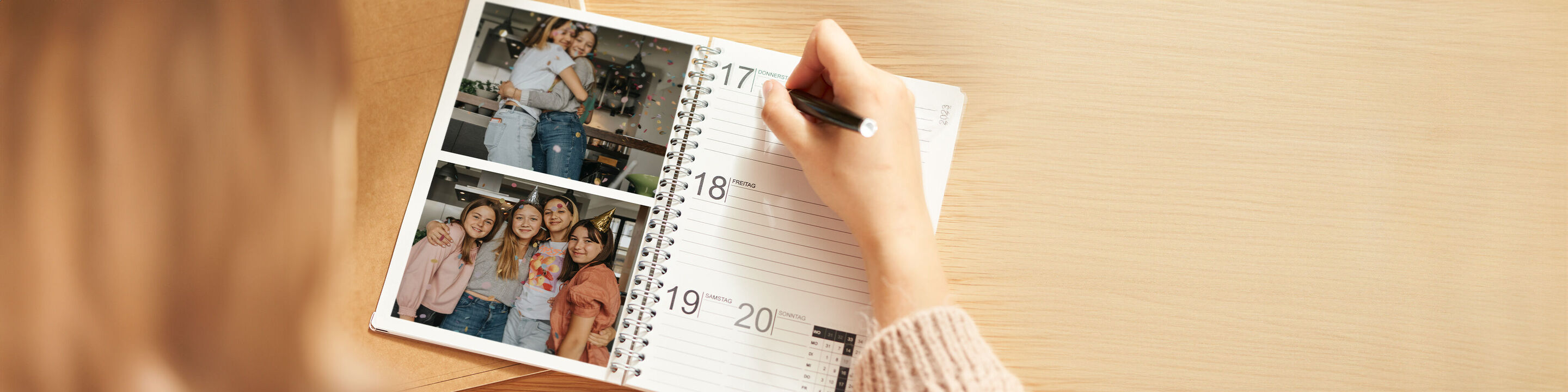 Un joli calendrier photo est posé sur une table en bois clair. Des photos d'un couple s'y trouvent.