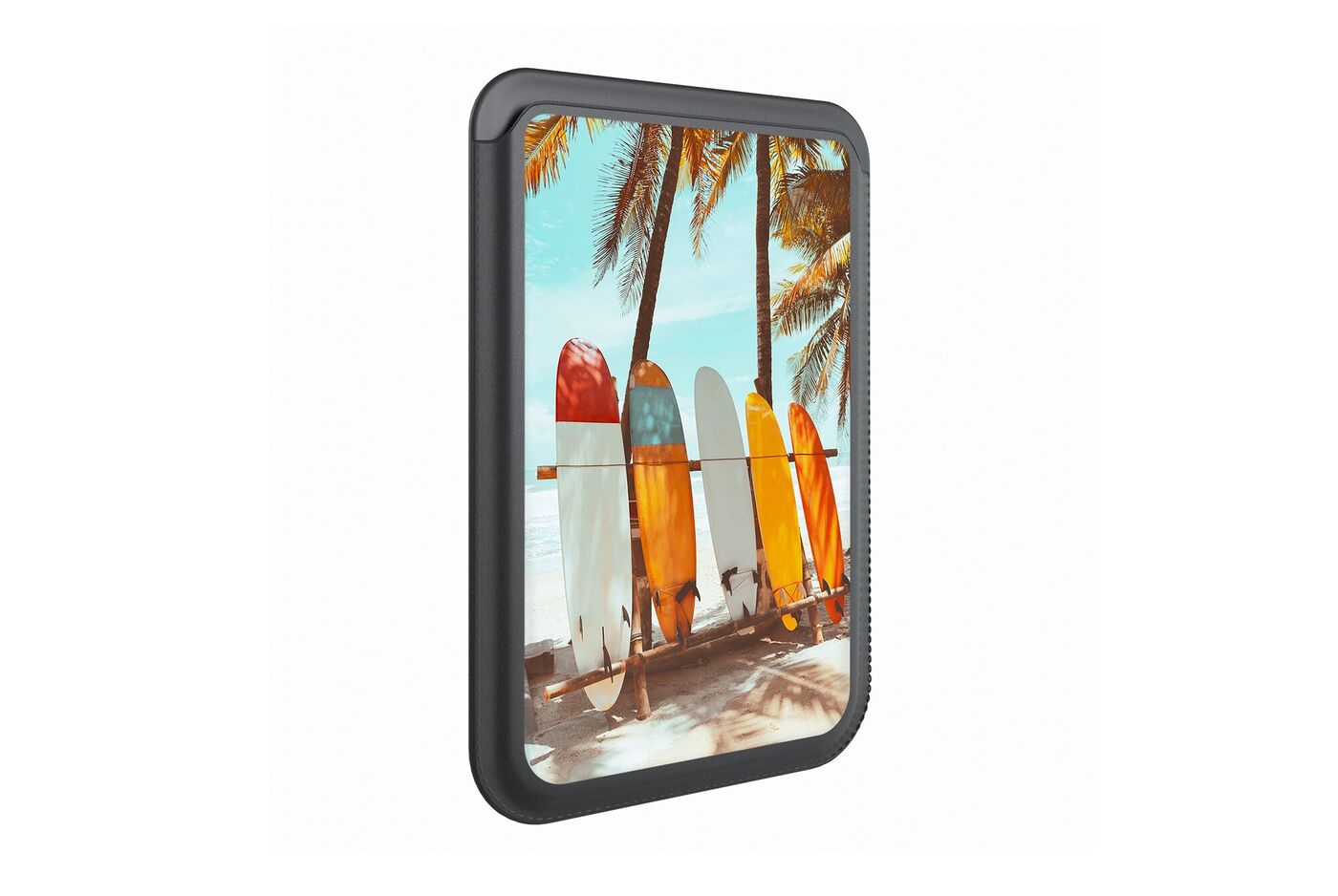 Porte-cartes noir fixé au dos d’un smartphone, personnalisé avec des planches de surf sur une plage tropical