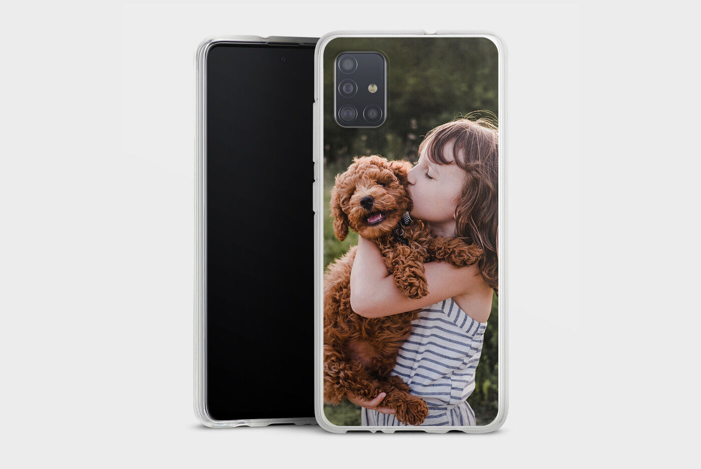 Un enfant souriant heureux étreint un doux chien marron à l'extérieur.