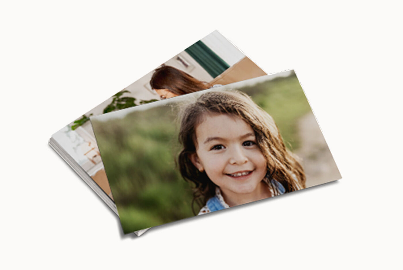 Une pile de livres photo ouverts avec différentes images.