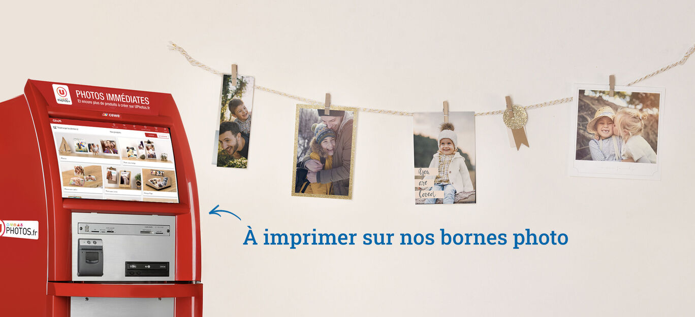 Un automate d'impression photo rouge avec des images suspendues. Des moments heureux sont capturés ici.