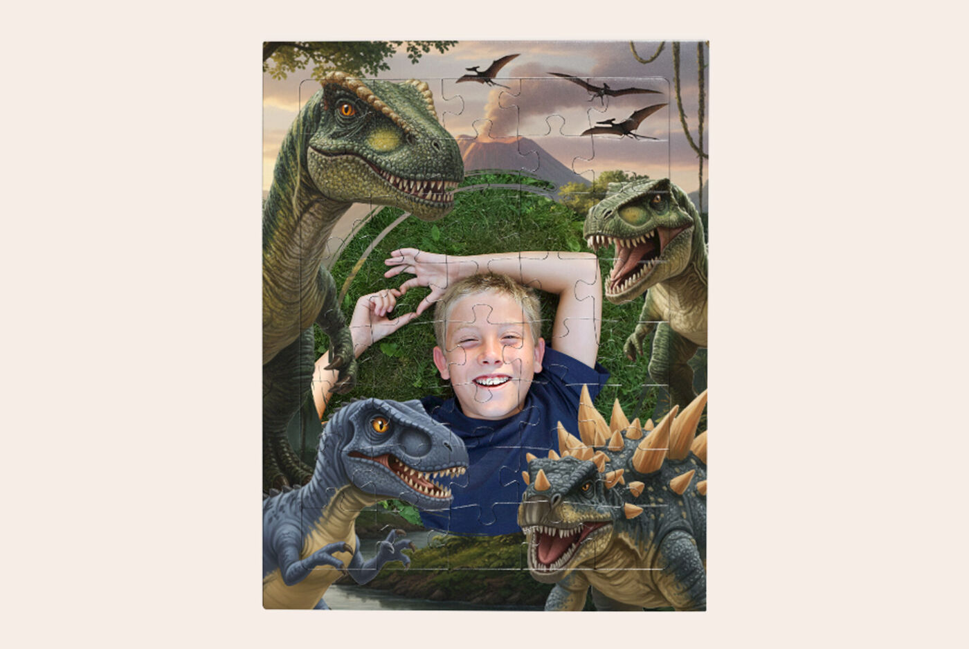Puzzle enfant dinosaures avec portrait d’enfant au centre dans un décor de jungle