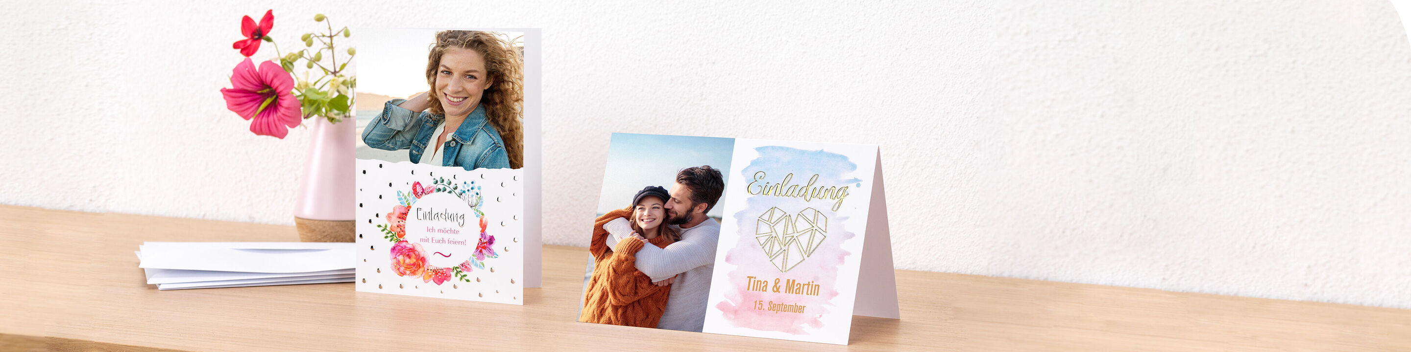 Trois cartes de vœux soigneusement réalisées sur une table en bois, entourées d'une fleur en fleurs.