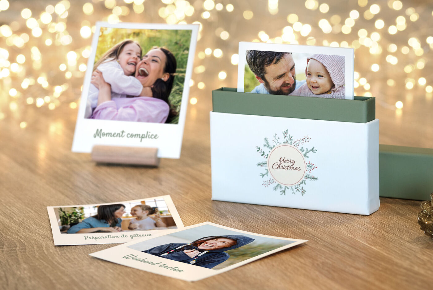 Deux photos dans une enveloppe-cadeau, l'une montrant des personnes heureuses, l'autre quelques photos sur une table.