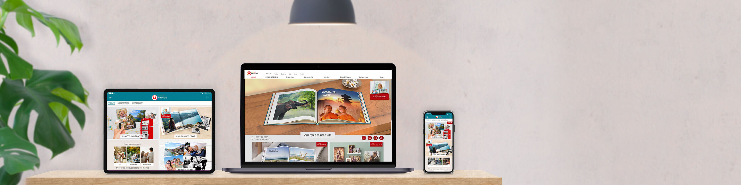 Plusieurs appareils montrant le site CEWE avec des livres photo.