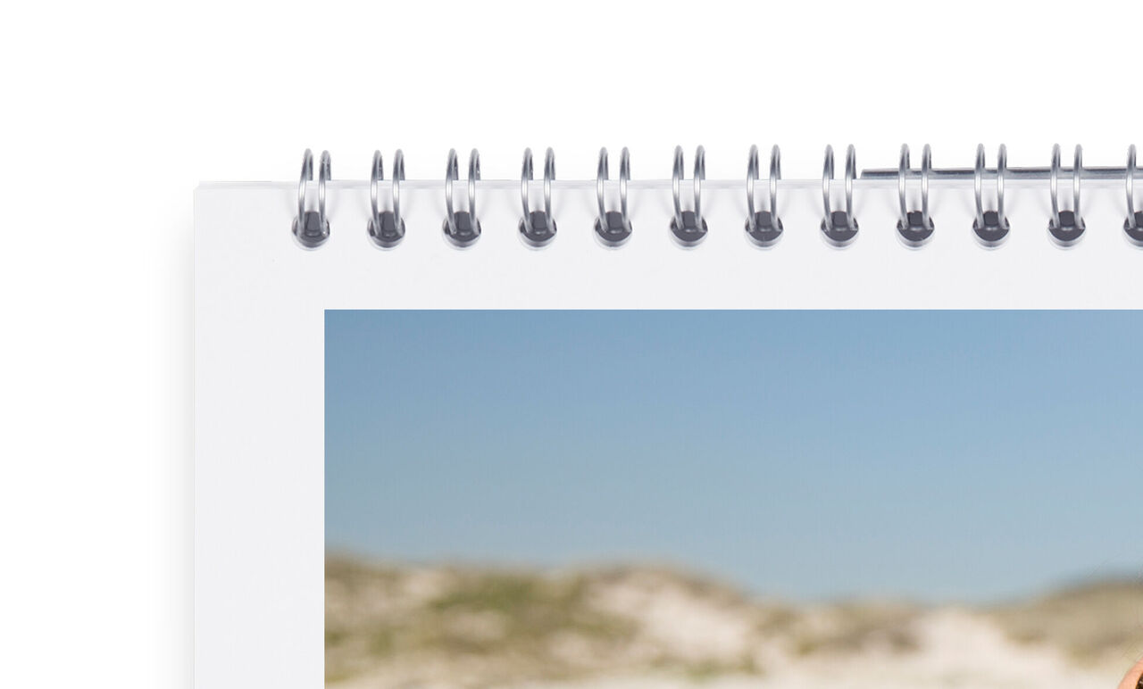Un livre photo ouvert avec de merveilleux souvenirs de vacances à la plage.