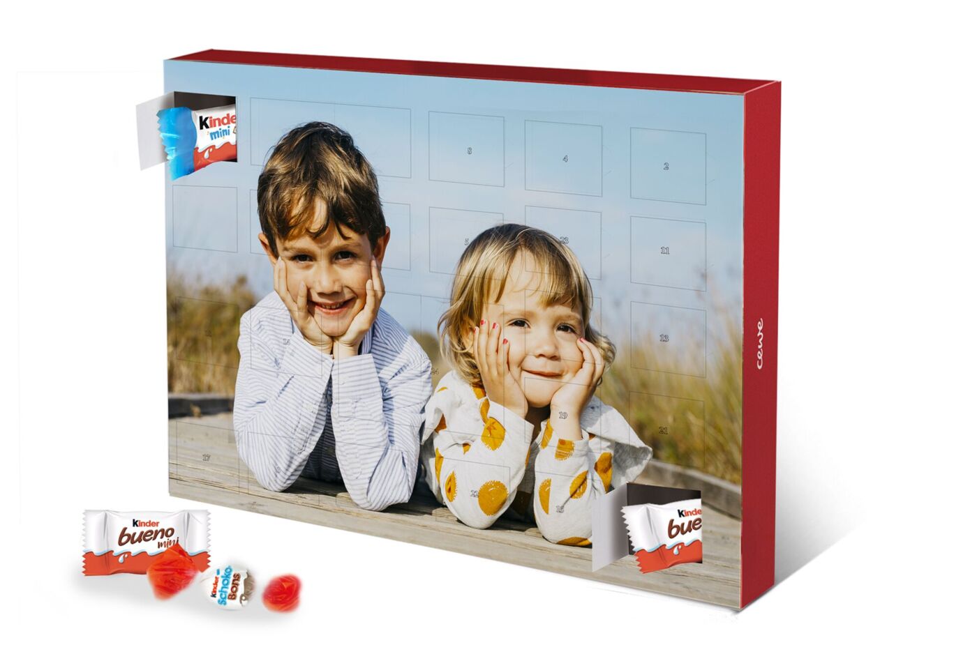 Un calendrier de l'Avent avec deux enfants au premier plan, entourés de friandises