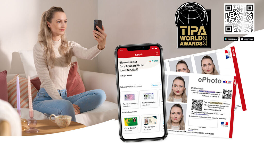 Une femme se prends en photo avec son smartphone avec une planche de photos d'identité certifiées et un QR code de téléchargement