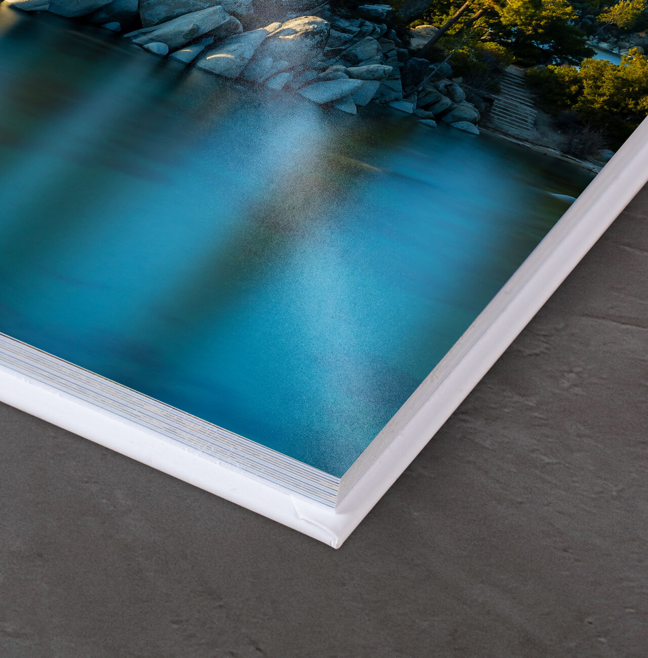 Vue détaillée d'un album CEWE avec une image d'eau bleue en arrière-plan.