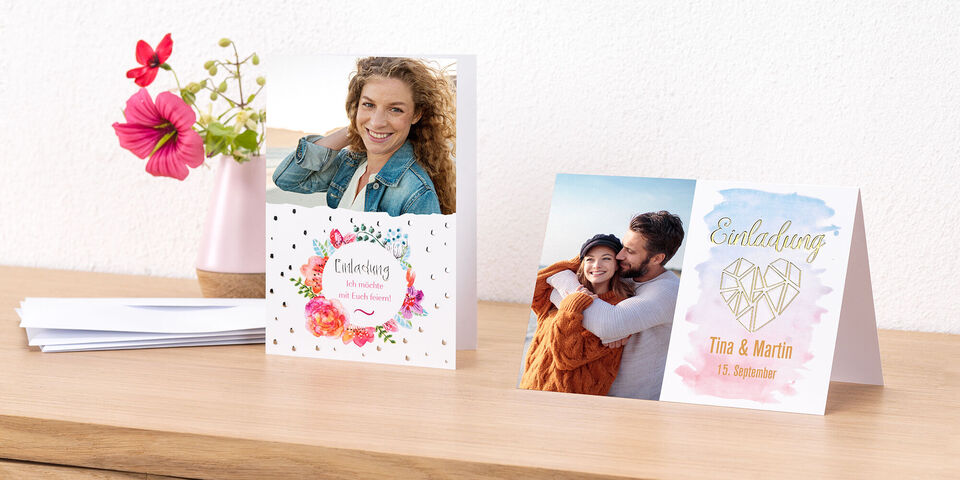 Deux belles cartes d'invitation sur une table.