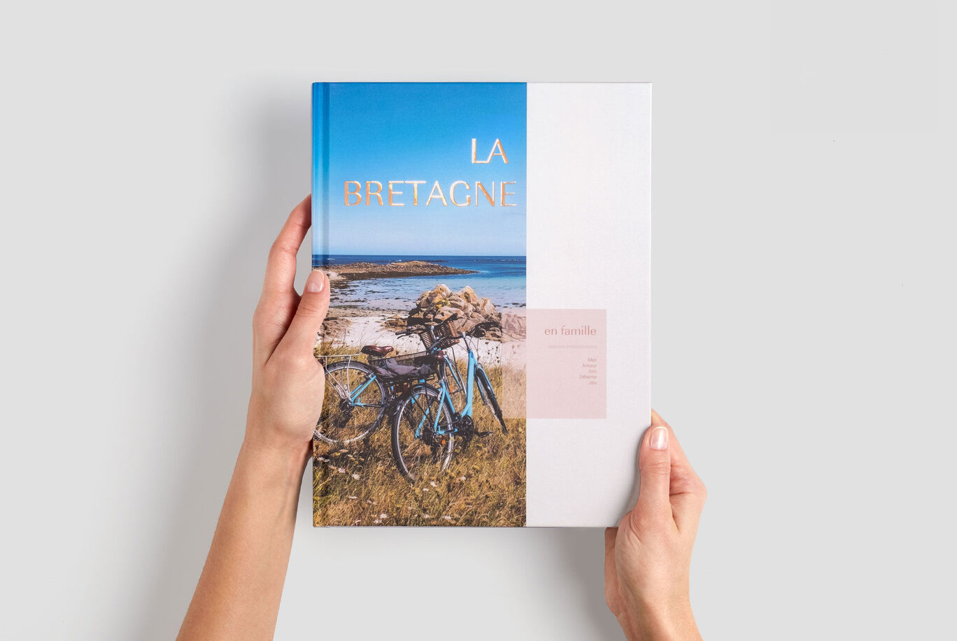 2 mains tenant un livre photo A4 Portrait