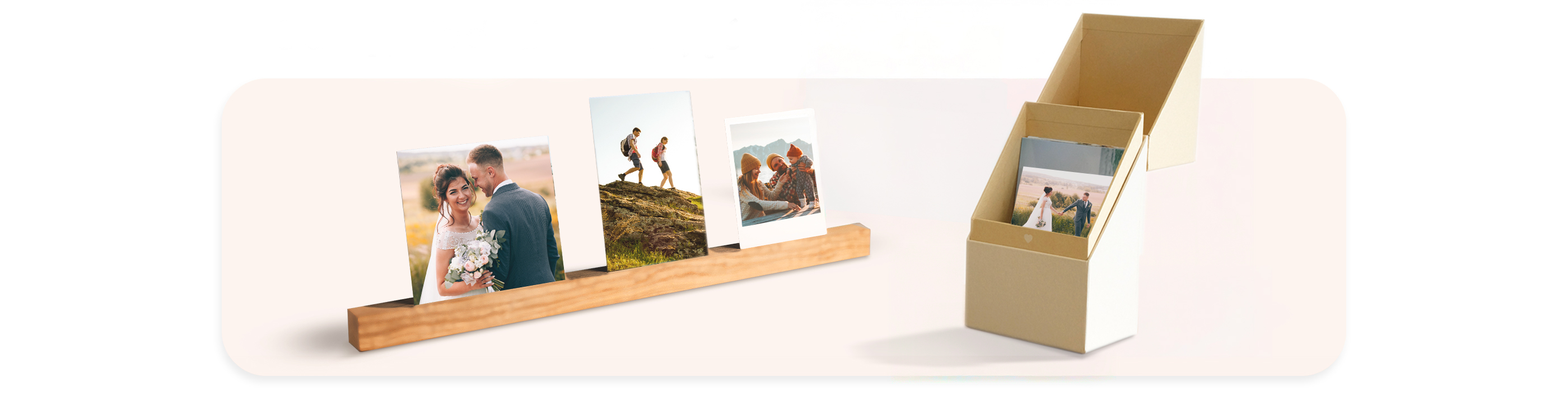 Tirages de couple et de voyage exposés sur un support en bois avec boîte