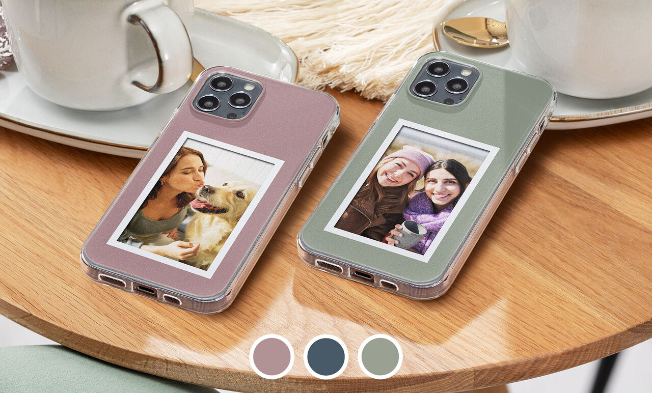 Deux téléphones avec coque en silicone et fenêtre transparente derrière laquelle sont placées des photos d'amies et d'animaux domestiques.