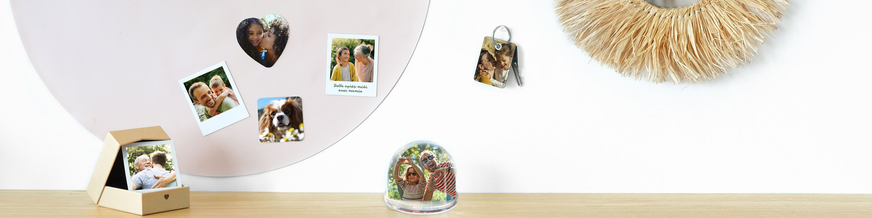 Superbes souvenirs amoureux sur une table : photos, un porte-clés et une boule de lentille.