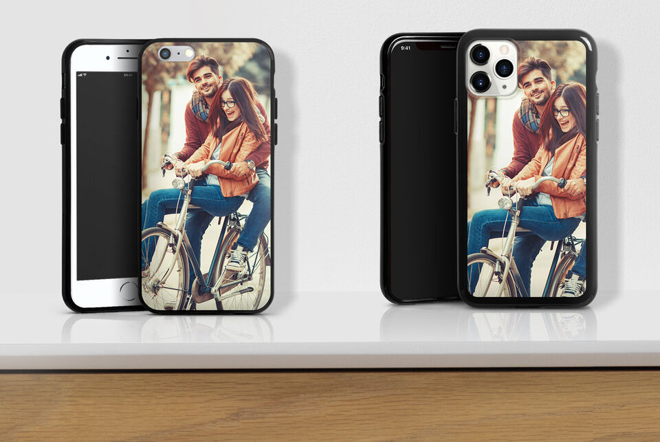 Deux coques de téléphone sur une table en bois, illustrant une balade joyeuse à vélo.