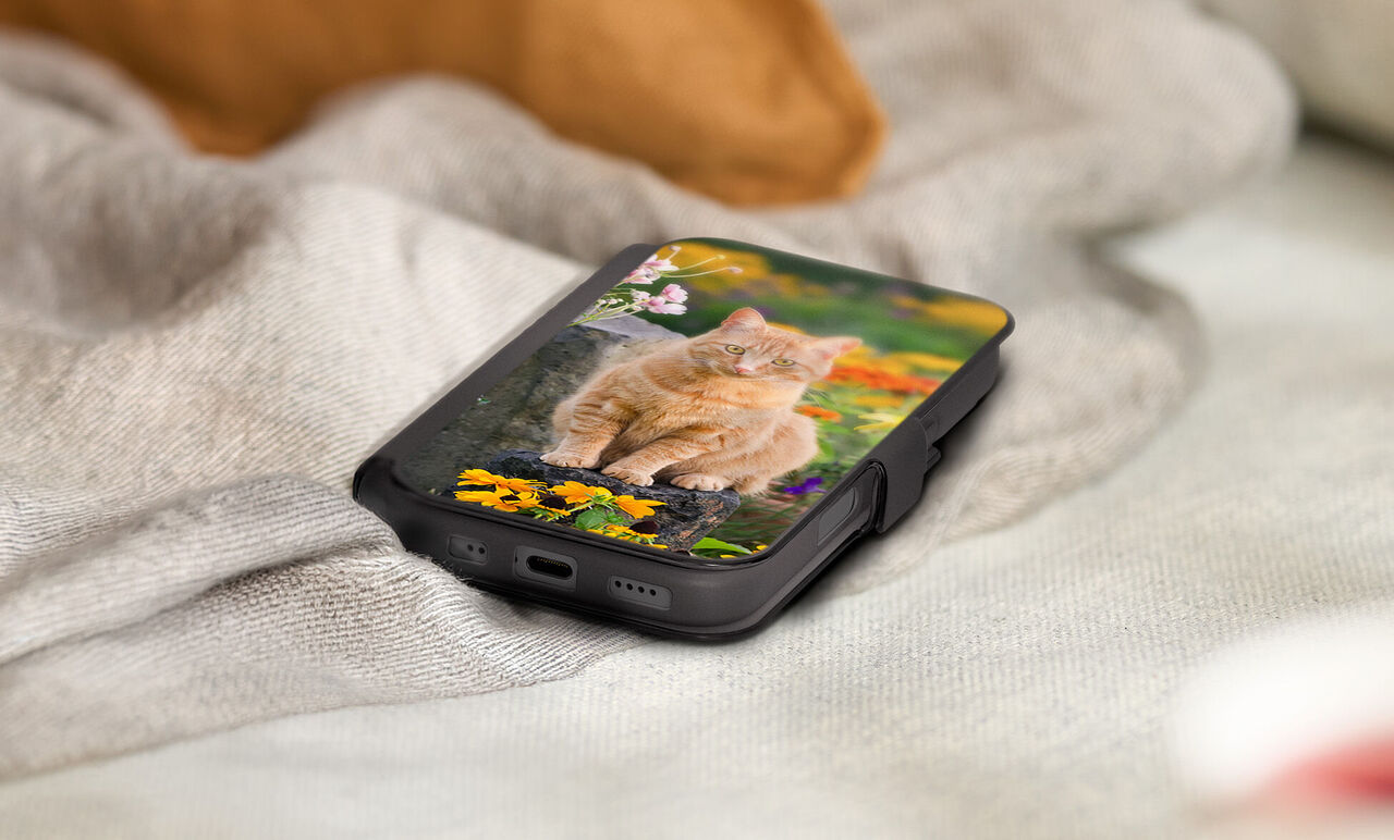 Housse de téléphone avec rabat personnalisé avec un chat roux au milieu de fleurs