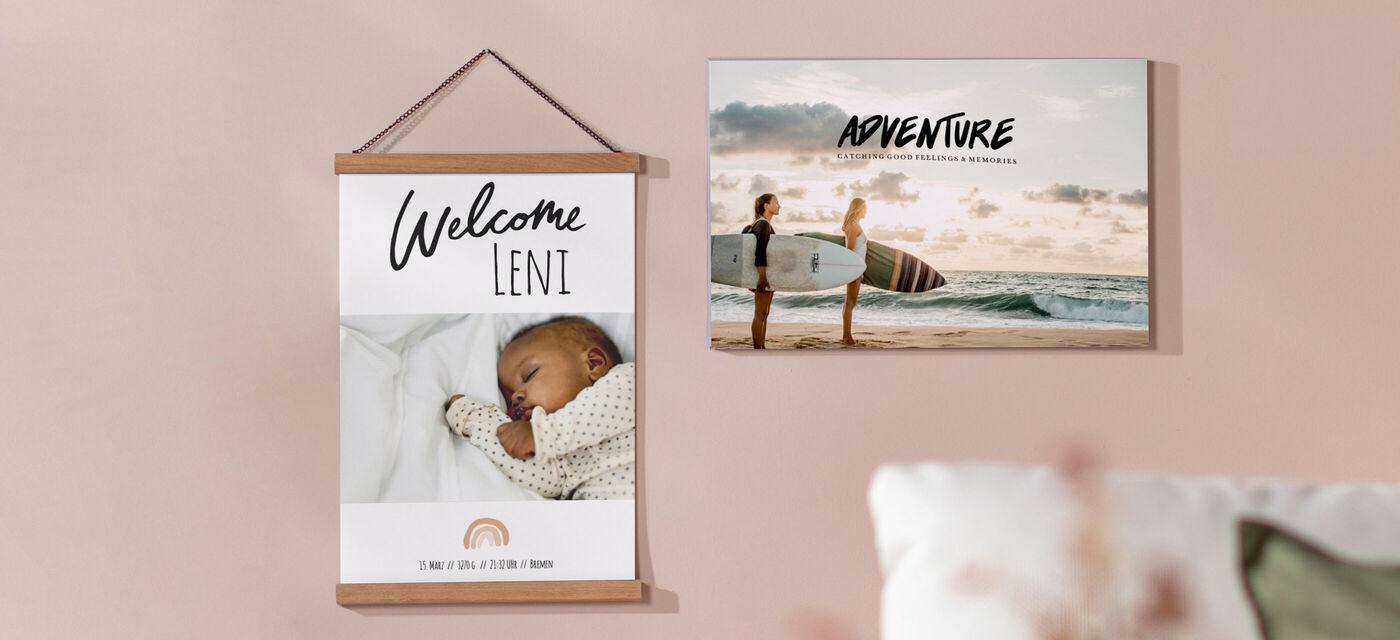 Une œuvre murale décorative avec le texte 'Welcome Leni' au-dessus d'un bébé endormi et un poster de surfeurs sur la plage.