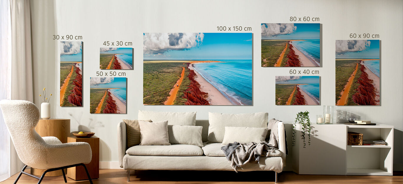 Décoration murale stylée avec des images d'un sentier côtier dans un salon confortable.