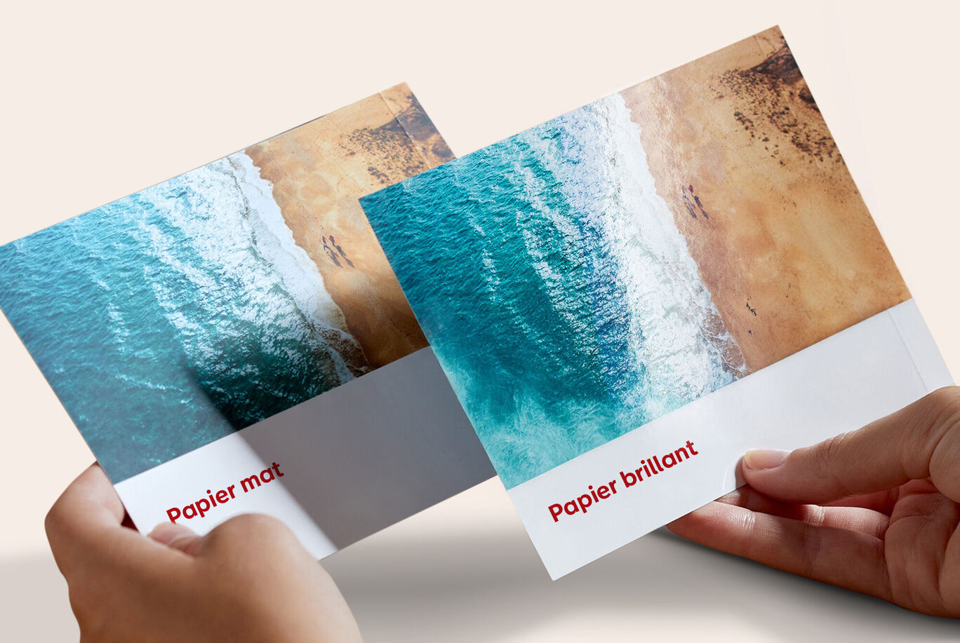 Deux types de papier différents avec motif de plage tenus à la main.