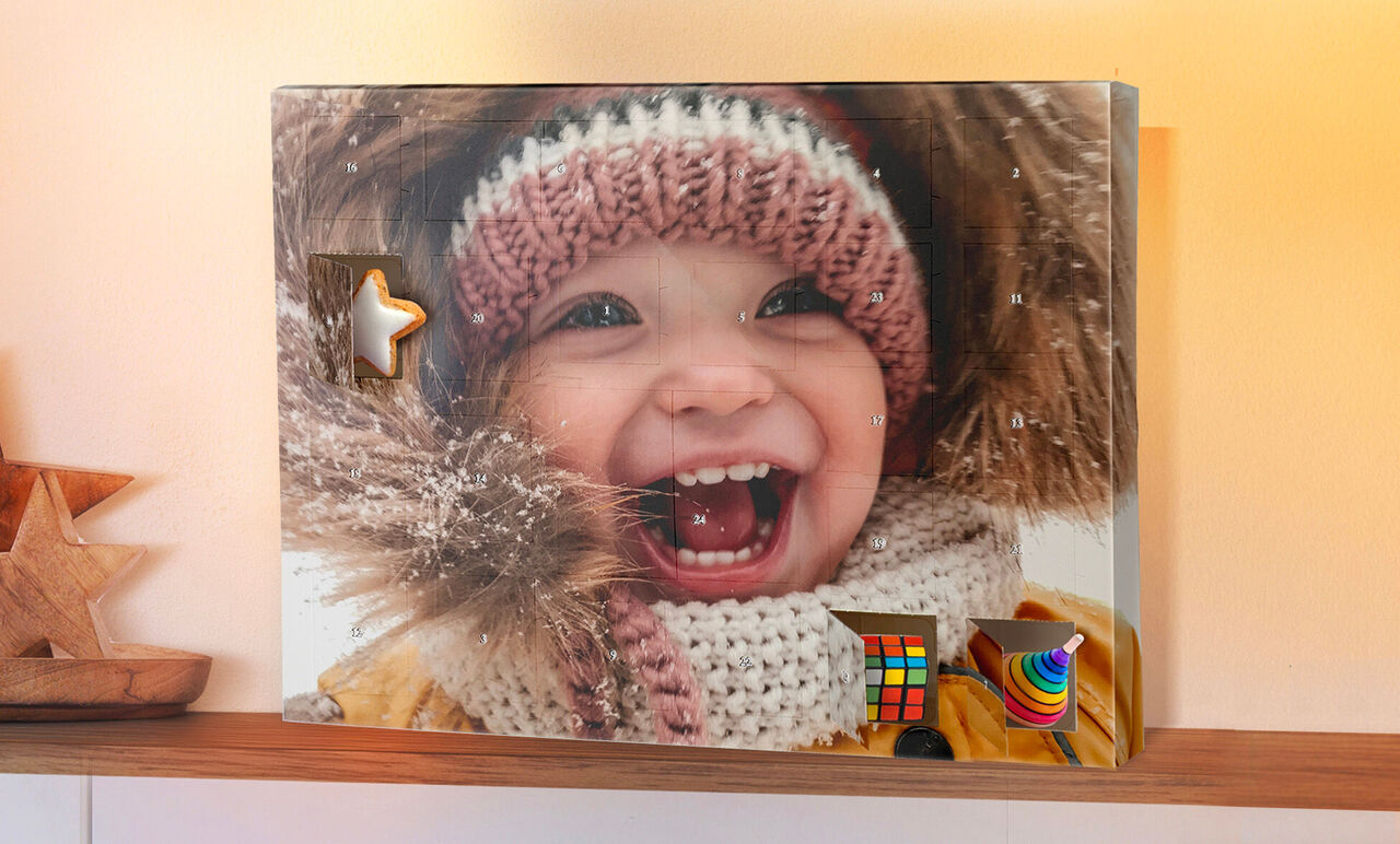 Un joli cadre photo décoré avec des jouets colorés et une flèche à gauche.