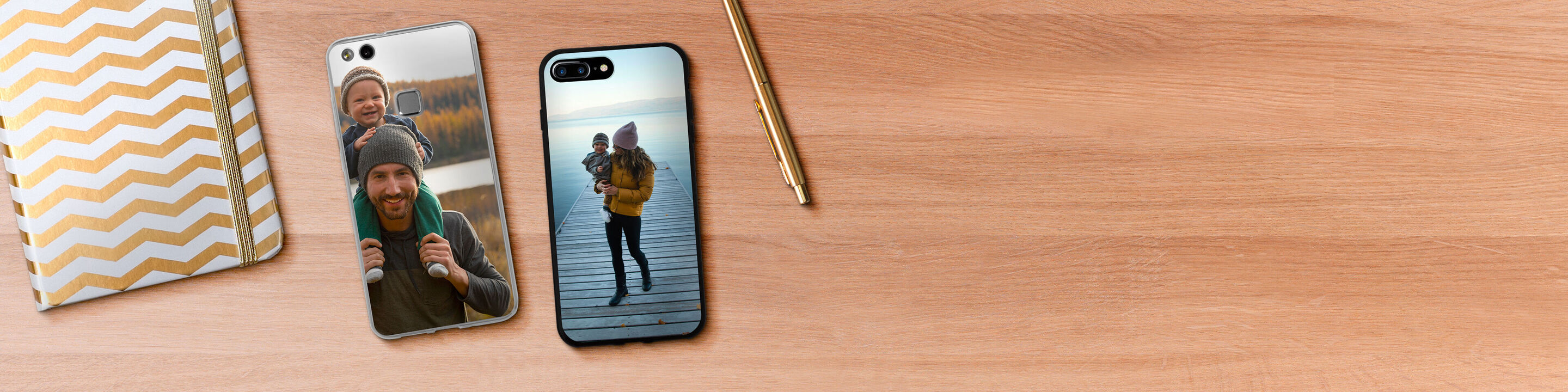 Deux téléphones avec des coques individuelles sur un bureau, chacun avec une photo pleine de souvenirs joyeux.
