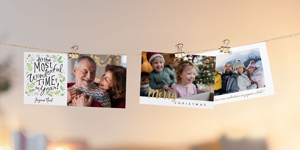 Une disposition créative de cartes de Noël, diffusant joie et ambiance festive.