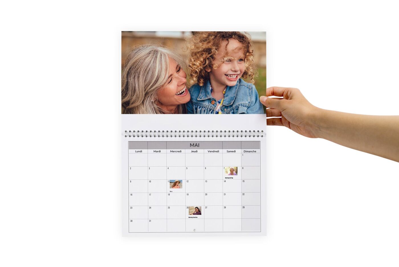 Calendrier double page tenu par une main